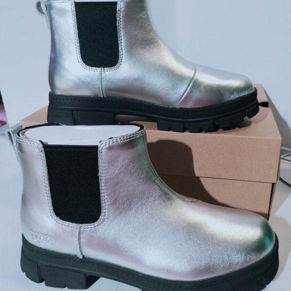 UGG Metallic Silver Chelsea Boots - Picture 9 of 9